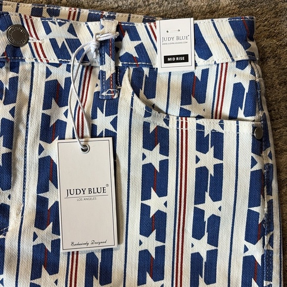 Judy Blue Women's Blue and White Striped Jean Shorts- NWT - fray hem - Strech - Picture 2 of 7